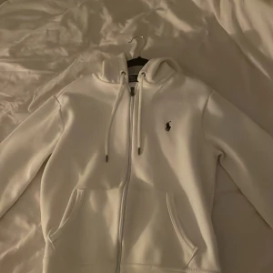 Polo Ralph lauren - Ny köpt kofta. Säljer den pga av att den ej passar min storlek ( krympts efter tvätten) knappt använd!