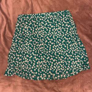Fin blommig kjol från Lindex med fickor. Använd endast en gång. Storlek L men väldigt stretchig midja. 