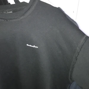 Cool Tröja - Svart sweatshirt från the classy issue. Fint skick, lite tjockare i materialet. Är i storlek xs men är åt de större hållet💓