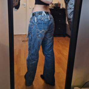 Supercoola jeans som är sparsamt använda och inga skador!! Midja: 43 cm innerbenslängd : 74 cm (jag har S)