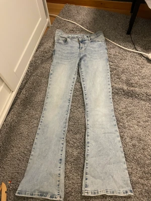 Lågmidjade jeans❤️ - Säljer mina lågmidjade jeans ifrån Bikbok i storlek 34❤️