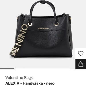 Valentiono väska  - Svart valentino väska kommer inte längre till användning ny pris 1500 sällhet för 800 bra till skolan rymmer en dator och osv 