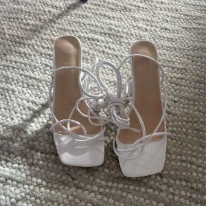Skor - Superfina vita klackar med snörning runt smalbenet! Aldrig använda!