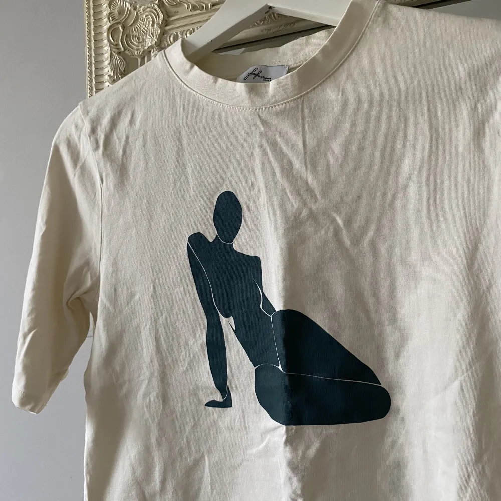 Printed Body Tee från Josefine Simones kollektion med nakd! Fint skick🪩. T-shirts.