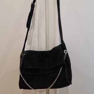 Axelremsväska  - Väska i mocka med silverkedja 