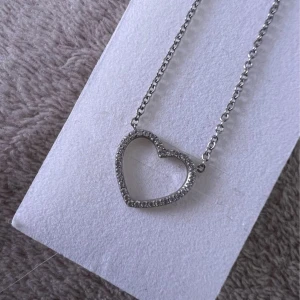 Silver hjärta halsband - Helt ny 