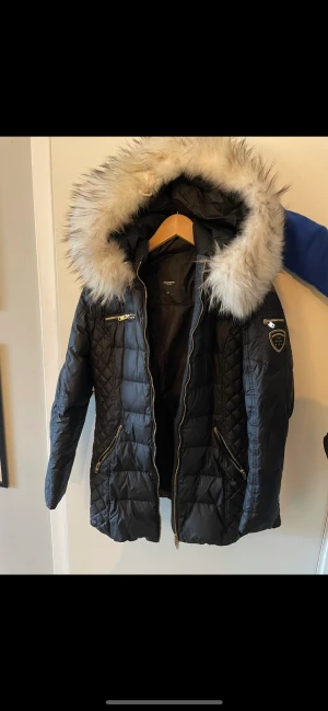 Dunjacka med pälskrage  - Dunjacka med pälskrage från Rockandblue, nästan oanvänd. Med äkta päls.