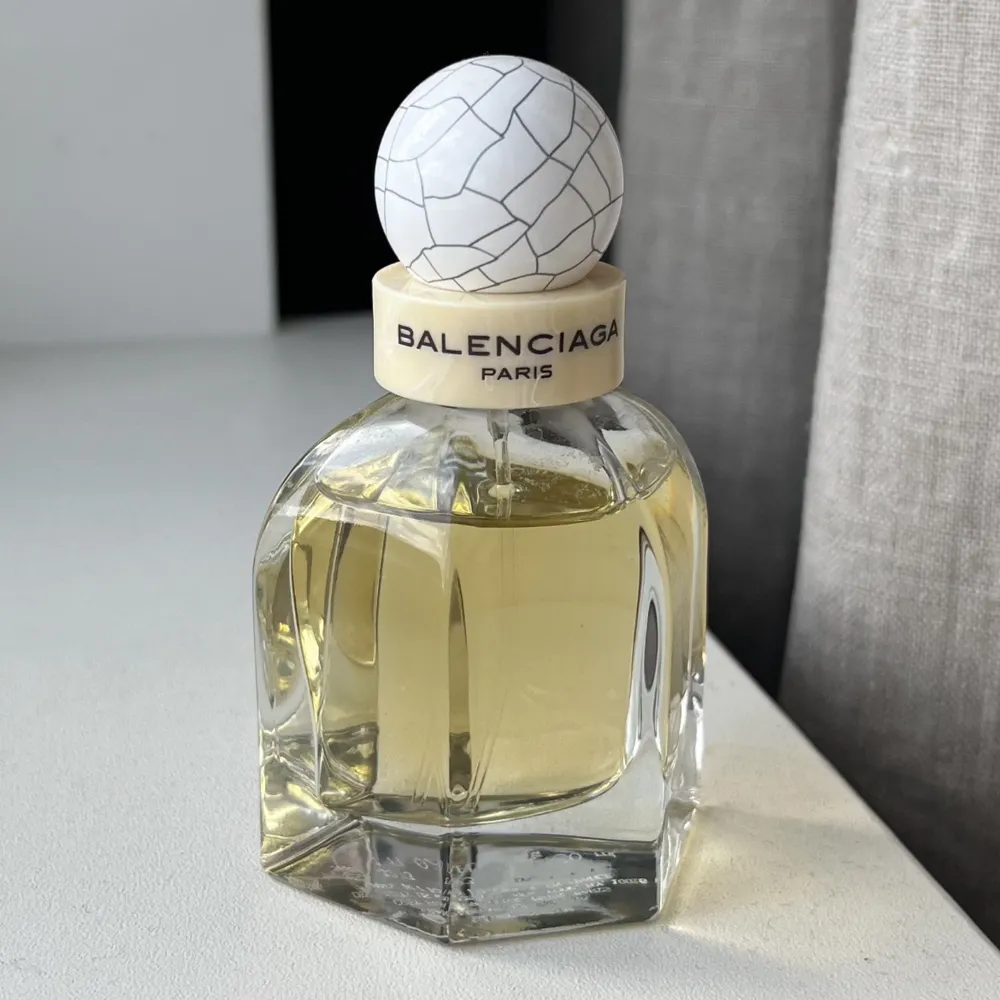 Säljer en Balenciaga parfym för 400kr. Den innehåller 30 ml. Den är knappt använd o är i ett fint skick. Pris kan diskuteras🫶🫶. Övrigt.