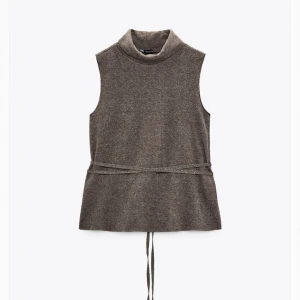 Superfin höstig tröja med polo från zara - Säljer denna ärmlösa tröja med polokrage från zara! Är i ett mjukt tyg som värmer också, i en supefin brun färg🍂 