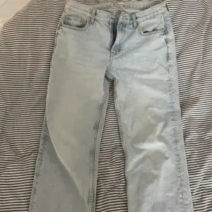 Lågmidjade jeans från Ginatricot! Helt slutsålda på hemsidan💕säljs då jag knappt använder dom  Har en liten missfärgning (se sista bilden) men inget man tänker på 