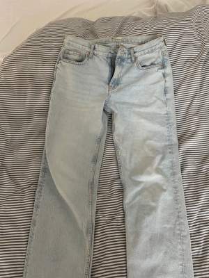 Lågmidjade jeans från Ginatricot! Helt slutsålda på hemsidan💕säljs då jag knappt använder dom  Har en liten missfärgning (se sista bilden) men inget man tänker på 
