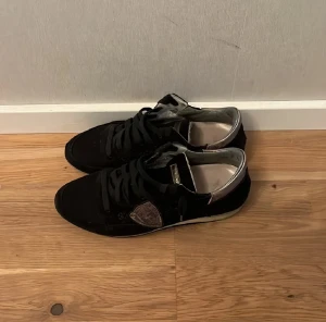 Philippe model skor - Feta philippe model skor i bra skick förutom sulorna som är ganska slitna. 