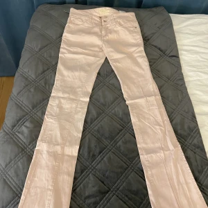 Kaos bootcut - Rosa oanvända bootcut jeans från kaos. För små för mig som är 36/38 så passar en 34/32❤️