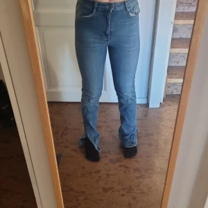 Jeans - Säljer dessa jeans, har aldrig använt. JÄTTE fina men har bara inte fasnat för dem👍🏼