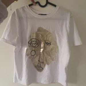 zara t-shirt - säljer min super coola zara t-shirt, då den ej kommer till någon användning! super snygg och cool att styla till 💘