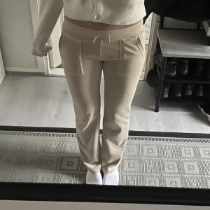 Juicy Couture byxor - beigea juicy couture velour byxor! storlek xxs!