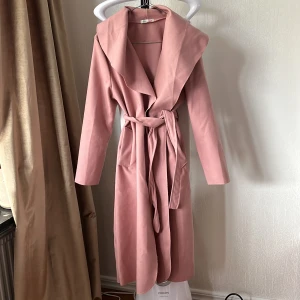 Rosa kappa - Fin rosa kappa i storlek 36 Är öppen för förslag och koööa gärna mina andra annonser 🌸