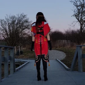 Beidou cosplay stl S - Säljer Beidou cosplay som innehåller allt på andra bilden. Har använt egna skor. Har peruk men inte stylad. 