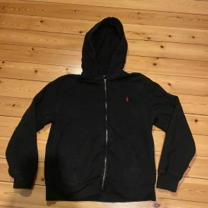 Polo Ralph lauren zip hoodie  - Säljer den här fina Ralph lauren zip hoodien som är i bra skick. Storlek S men passar Xs med.