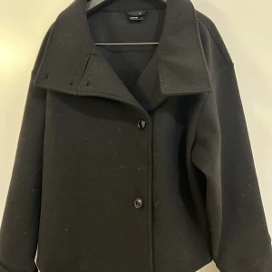 Kappa  - Seljer min kappa 🧥 brukar bara inte ha på mig den har en annan i en grå färg så vill sälja den!!💘🧥