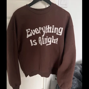 Brun sweatshirt  - Brun sweatshirt från Ginatricot i storlek M🤍 Använd 2-3 gånger, väldigt bra skick