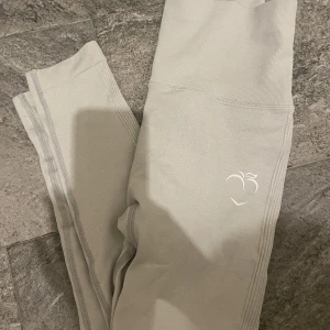 Peach Tights - Jättefina och sköna träningstights från märket Peach i en ljusgrå färg med scrunch där bak. Det är strl S, endast använda två gånger så i nyskick! Nypris ca 599kr