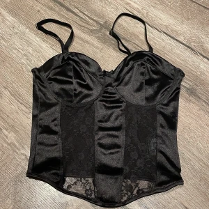 Korsett - Svart ”korsett” från hm. Nyskick!! Endast använd 1 gång på halloween förra året🩷