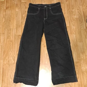 Hemgjorda JNCOS  - Helt svarta Jeans med vit stitching. 101 cm midjan till ben. 80 cm mindja. Jätte snygga rekommenderar för dig. Priset kan alltid diskuteras va inte blyga och ba skriv om ni är intresserade💯🔥