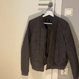 Jacka med mönster - Bomber liknande jacka med mönster från Lindex, storlek l men passar mig som har s i vanliga fall 