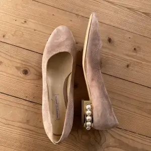 Elegant and chic low heel shoes bought in Stockholm. Heels decorated with fake pearls. Worn just 2 times, on my wedding and the day after 😄; in a great condition, just light small marks on the shoes’ top and on the sole :) Initial price was about 800 kr
