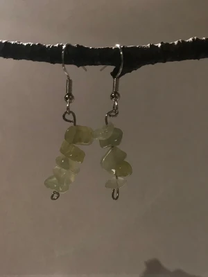 Gula kristallörhängen  - Handgjorda örhängen!! Kristallerna är cirka 2,5 centimeter och hela örhänget är cirka 4 centimeter✨