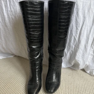 Stövlar - Supersnygga stövlar med klack🍂 använd några gånger men annars i jättebra skick