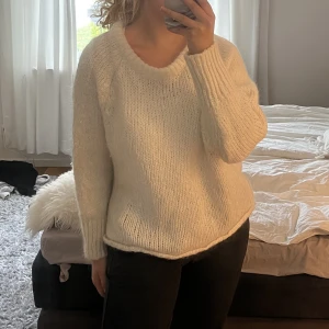 Stickad tröja - Stickad tröja från zara. Aldrig använd. Storlek M men passar också S. Köptes för 799kr