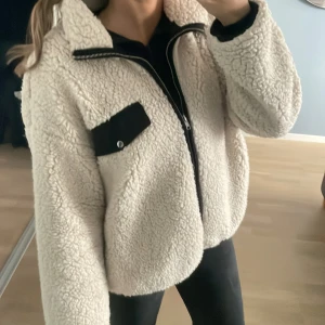 Teddy jacka  - Superskön och mysig! Funkar både som jacka och kofta! Storlek L men passar mig som är en S/M