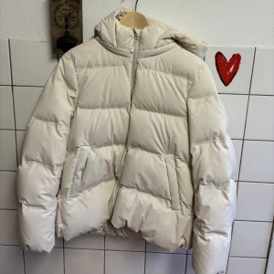 Uniqlo jacka  - Vit populär uniqlo jacka i storlek M som endast är använd ett fåtal gånger och i superfint skick!  