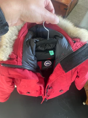 Canada Goose - Jackor & ytterplagg, stl. 36 (S), Dam Jackor & ytterplagg, stl. 36 (S), Dam Säljer en Canada goose (Montebello parka) som inte kommit till användning och nu tyvärr är för liten för mig.  Jackan är använd vid 2 tillfällen.  Passa på att köpa denna populära