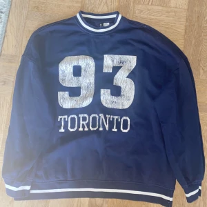 Mörkblå oversized tröja - Tröja från H&M i strl S (oversized).  Använd endast ett fåtal gånger, några få noppror annars som ny! Tror jag köpte den för 350kr 2022