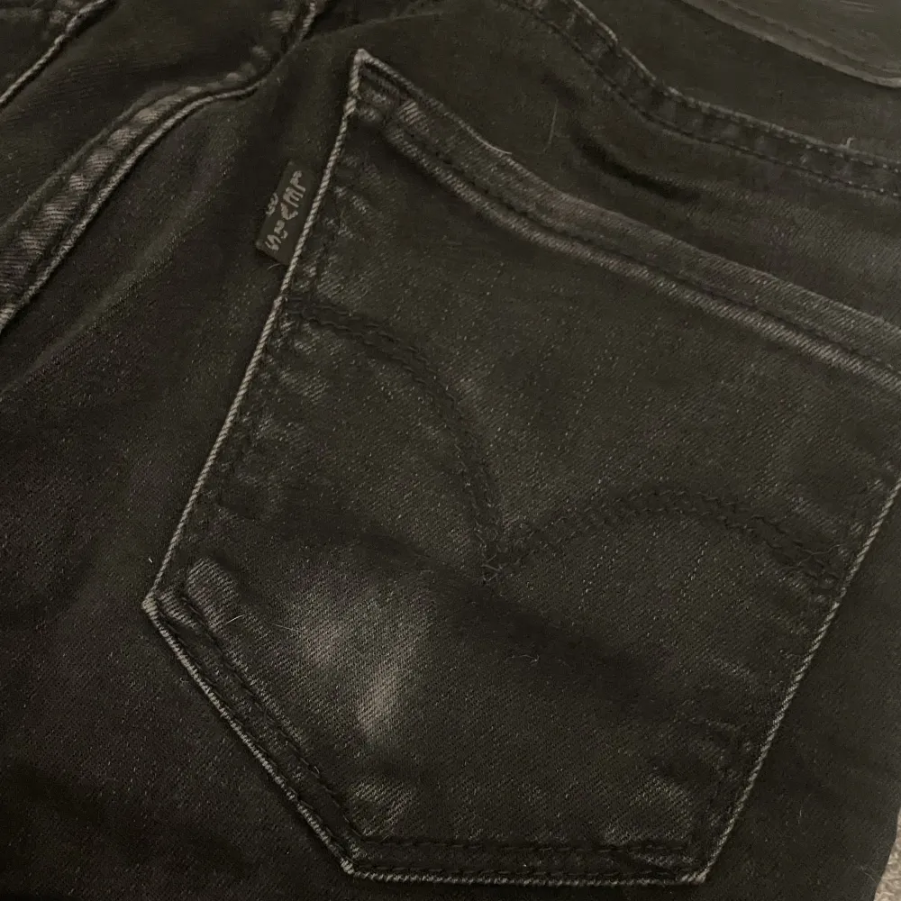 Svarta skinny jeans från Levis.  Modellen heter 720 high rise super skinny. Dom är lite slitena bak på fickan som visas i bilden.. Jeans & Byxor.