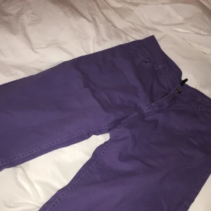 Lila jeans - Lila jeans som sitter perfekt. Som ny. Från The Easy Soul