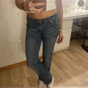 Lågmidjade jeans - Säljer mina underbara lågmidjade jeans från Victoria Beckham som tyvärr är för korta på mig!