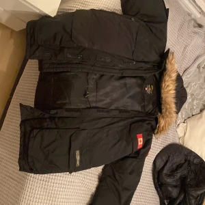 Canada goose jacka herr  - Dragkedjan är tyvär paj Äkta köptes för ungefär 4år sen 