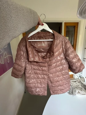 Herno - Kollar intresset på denna jätte fina Henro jacka, hör av er vid intresse, kan även tänka mig sänka priset vid snabb affär!! 