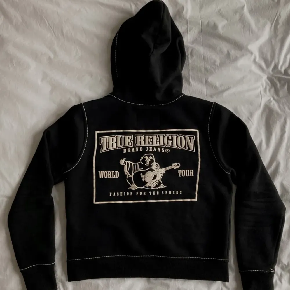 Skitsnygg True religion zip hoodie, lite croppad och i perfekt skick💞 nypris ca 2300 kr. Hoodies.