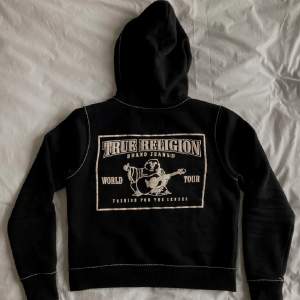 Skitsnygg True religion zip hoodie, lite croppad och i perfekt skick💞 nypris ca 2300 kr