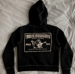True religion hoodie - Skitsnygg True religion zip hoodie, lite croppad och i perfekt skick💞 nypris ca 2300 kr