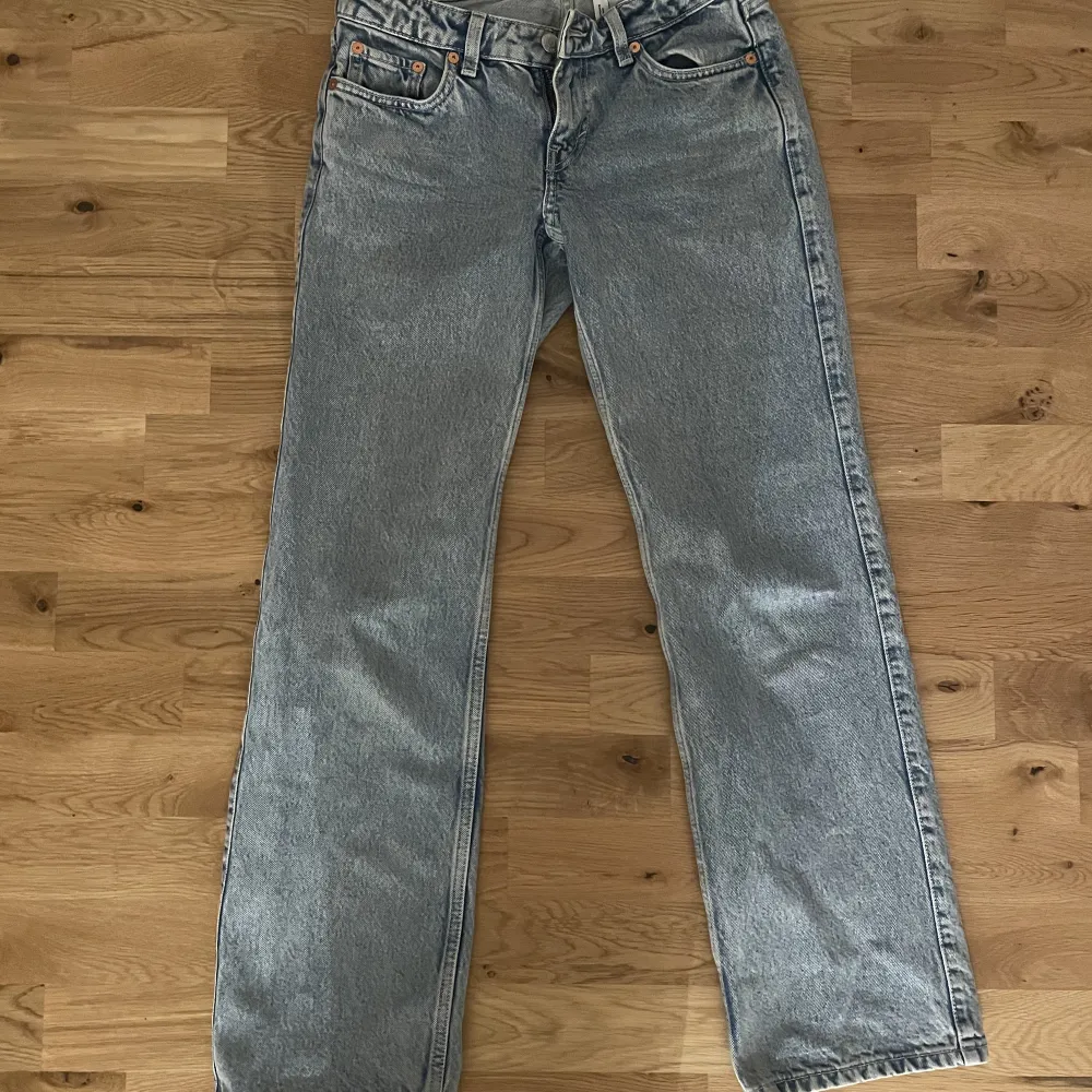 Säljer dessa weekday arrow jeans som är använda några gånger. Storlek 25/30. Jeans & Byxor.