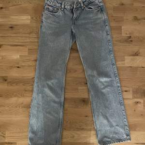 Säljer dessa weekday arrow jeans som är använda några gånger. Storlek 25/30