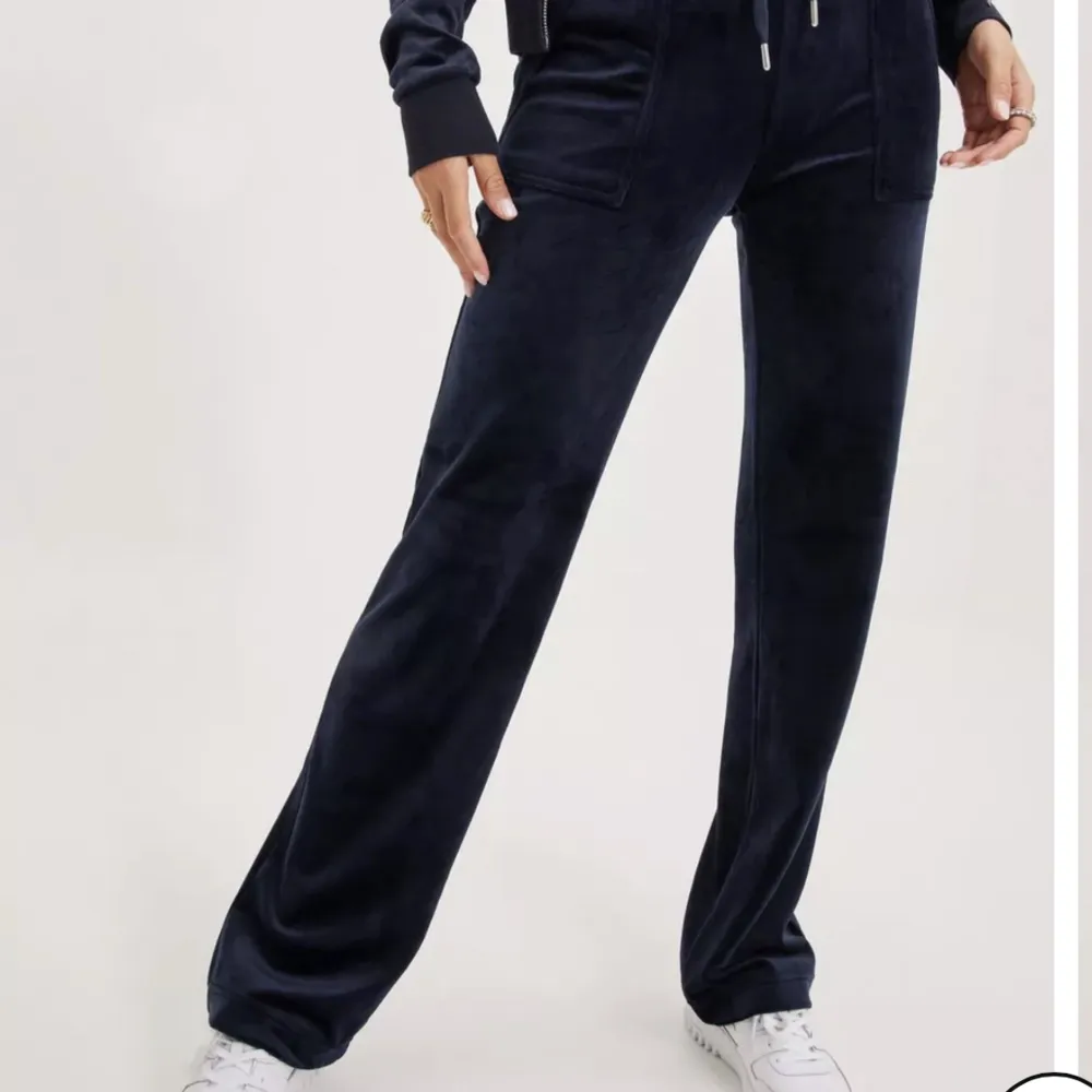 Säljer mina mörkblå juicy couture byxor för 400kr. Kan sänka pris vid snabb äffär!. Jeans & Byxor.