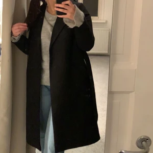Svart kappa - lång svin snygg kappa från Veromoda, säljs pga blivit för liten. . Nypris kring 700 kr 