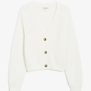 Stickad kofta - Stickad kofta från Monki! Knappt använd! Koftan är i storlek xs men passar S. Den är stor i storlek!!